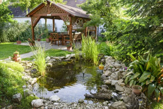 Angelegter Garten mit Teich, Sitzecke und gepflegtem Rasen in Salzhemmendorf