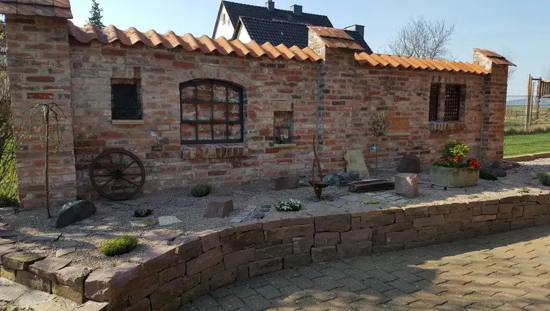 Pflasterarbeiten, Mauerbau und Natursteinwege — Gartenumgestaltung de Vries