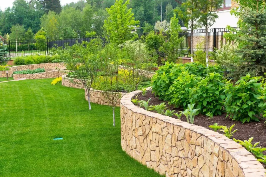Professionelle Gartenpflege mit Rasenmähen, Strauchschnitt und Beetpflege in Salzhemmendorf
